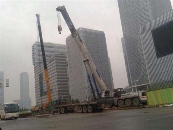 城中区“自动找平”—— 吊车的 “平地神器” 技术